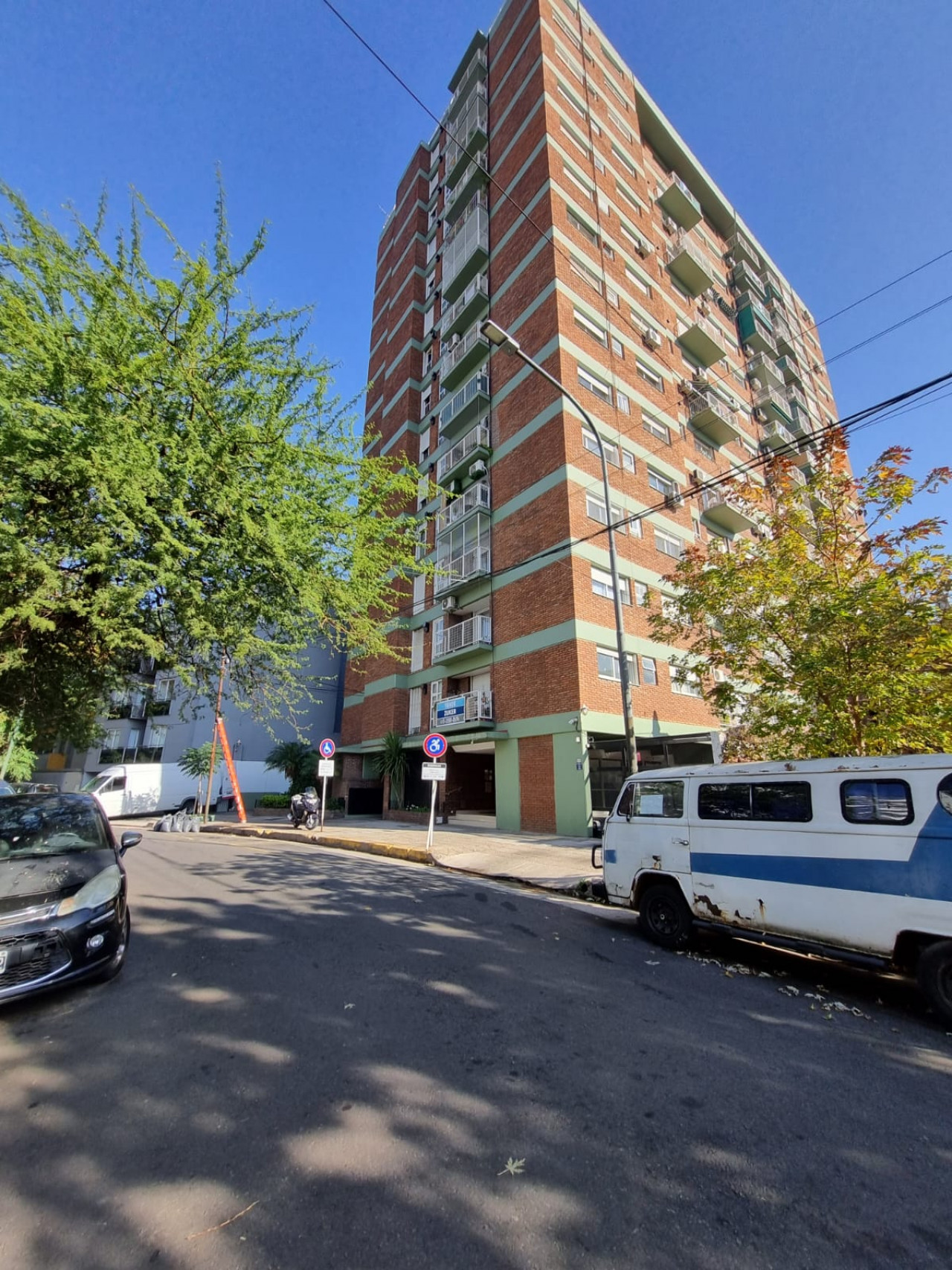 Departamento "3 y medio ",  ambientes muy luminoso con Baulera y balcon en un  9no piso