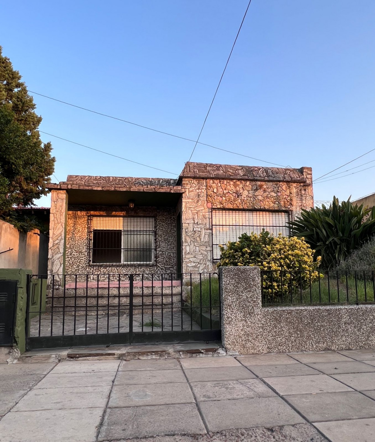 ALQUILER PH AL FRETE 3 AMB. TOTALMENTE INDEPENDIENTE CON JARDIN Y COCHERA .EDS